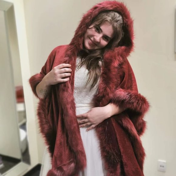 Red faux fur hooded shawl - Picture 6 of 12